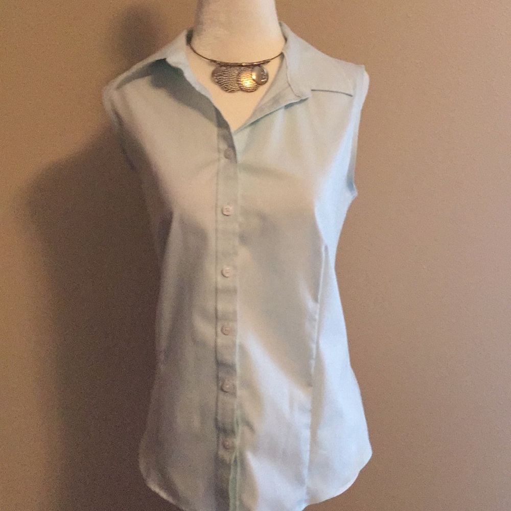 Ellen Tracy sleeveless button down Top size M